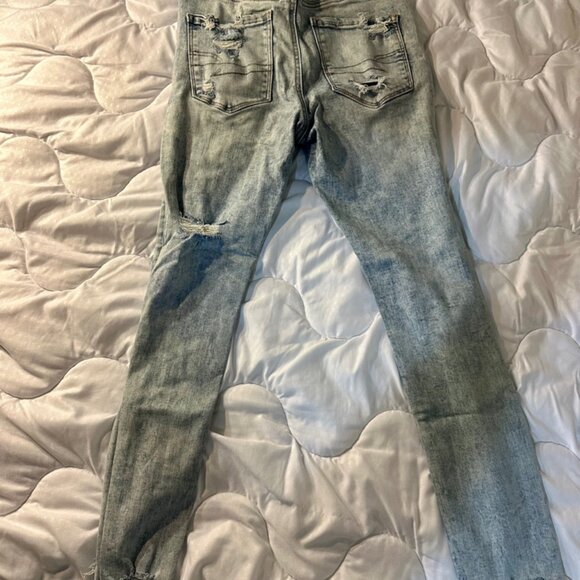 Light-Wash American Eagle Jeans Size 4 Inseam 25 inches straight - Picture 2 of 11